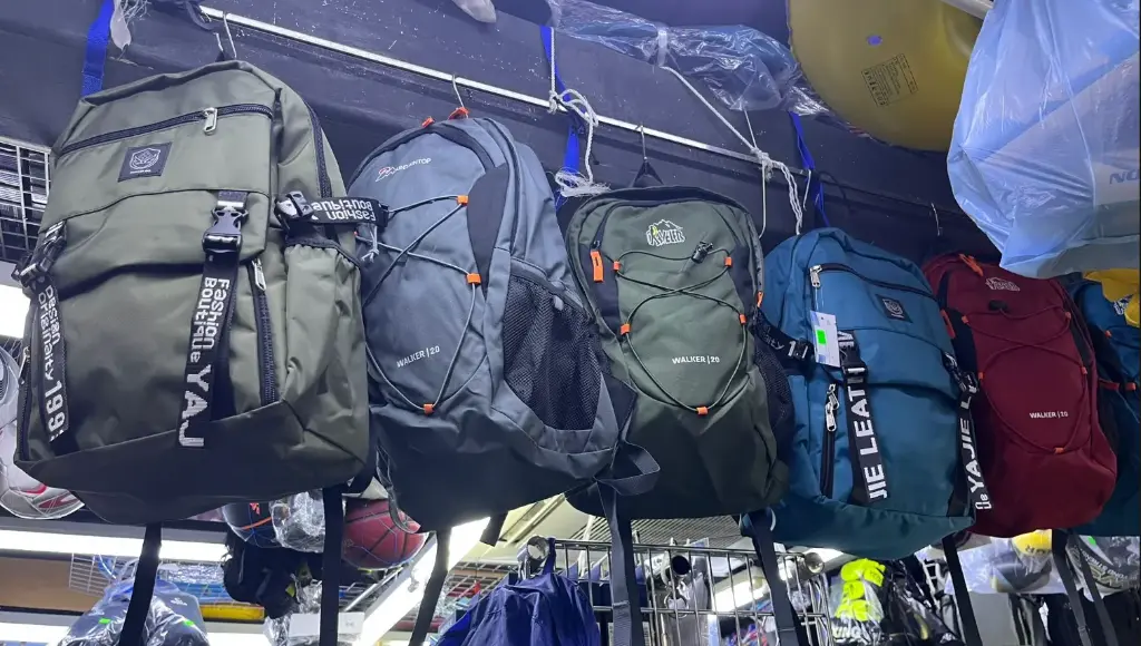 各類休閒背包特價發售